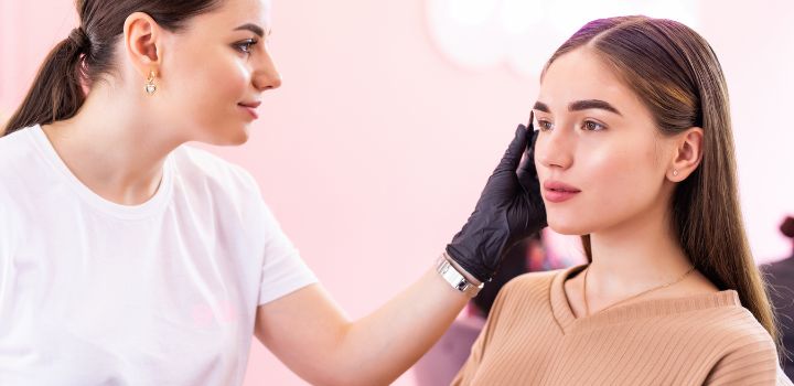 sourcils clairsemés