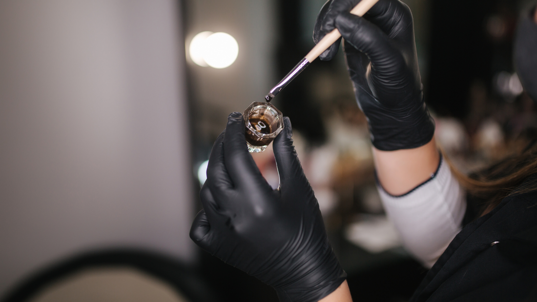 enlever la teinture pour sourcils