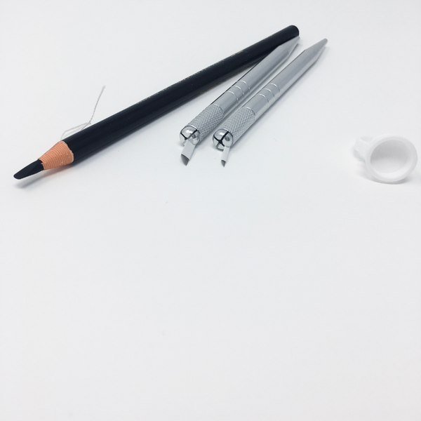 Crayon sourcil microblading